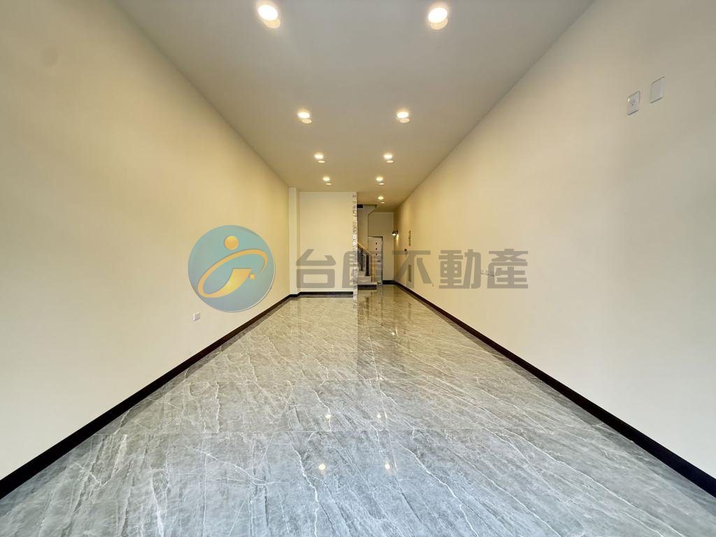鼎力商圈鼎力路上 整棟翻新鈔賺錢電梯店面｜物件照片2