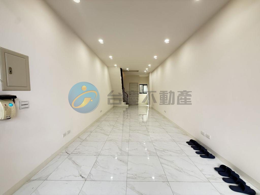 陽明商圈雙學區翻新可停雙車時尚美透天｜物件照片2