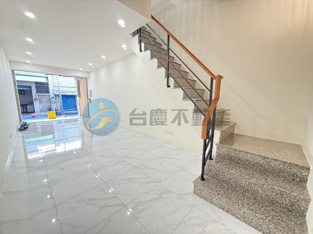 陽明商圈雙學區翻新可停雙車時尚美透天｜物件照片3
