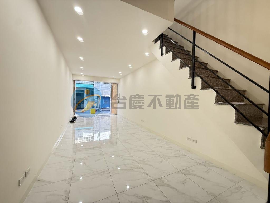 陽明商圈雙學區翻新可停雙車時尚美透天｜物件照片4
