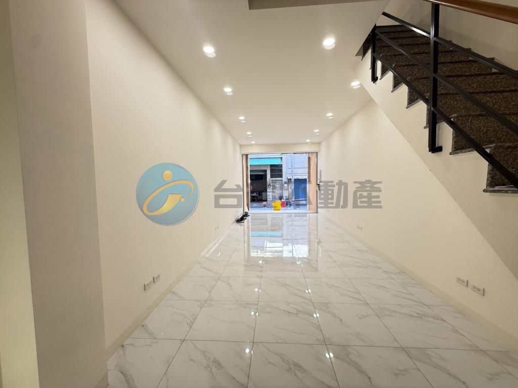 陽明商圈雙學區翻新可停雙車時尚美透天｜物件照片5