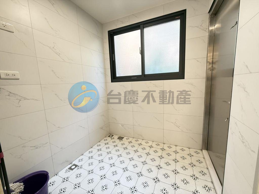 陽明商圈雙學區翻新可停雙車時尚美透天｜物件照片6