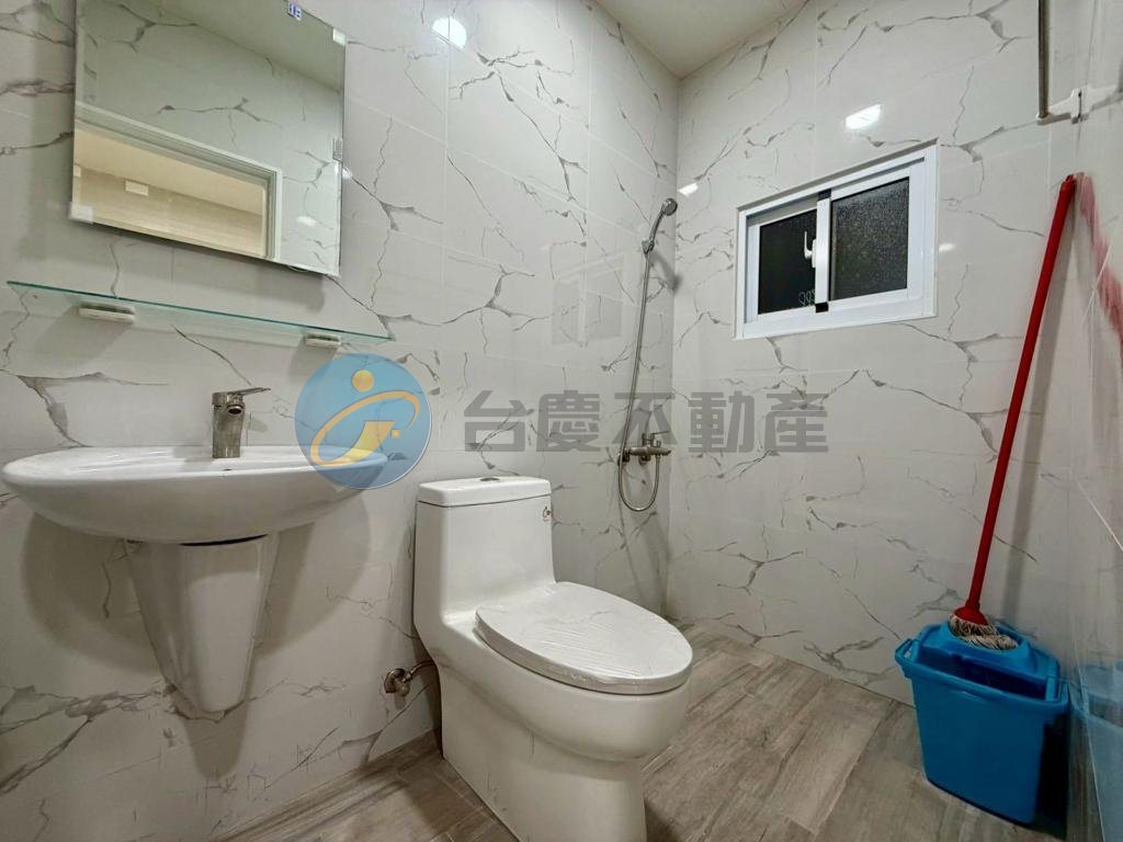 ｛高醫｝十全-建工商圈-公園旁翻新透天｜物件照片5