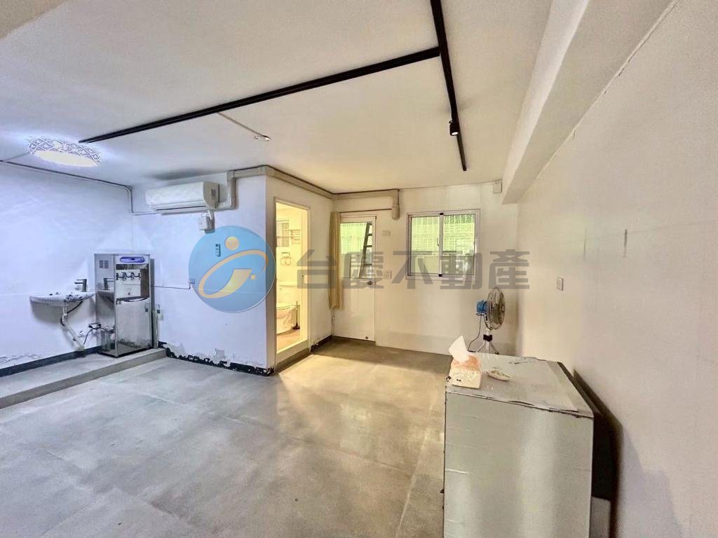 漢神亞灣仁德街上翻新有市<收租>店面｜物件照片3
