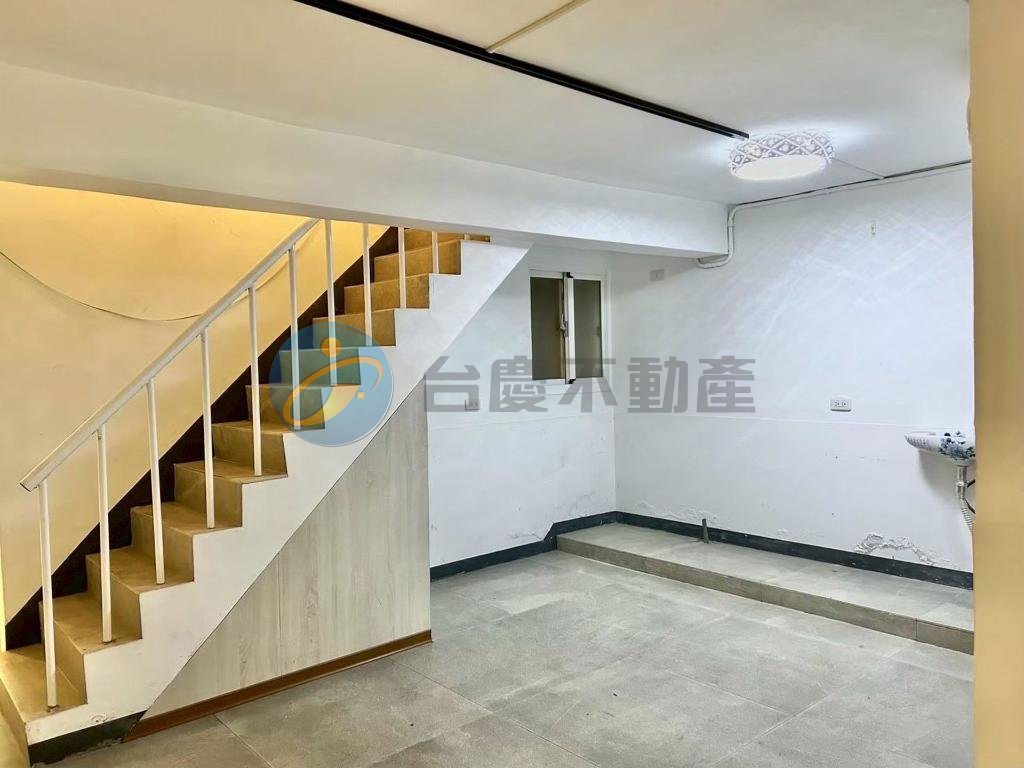 漢神亞灣仁德街上翻新有市<收租>店面｜物件照片5