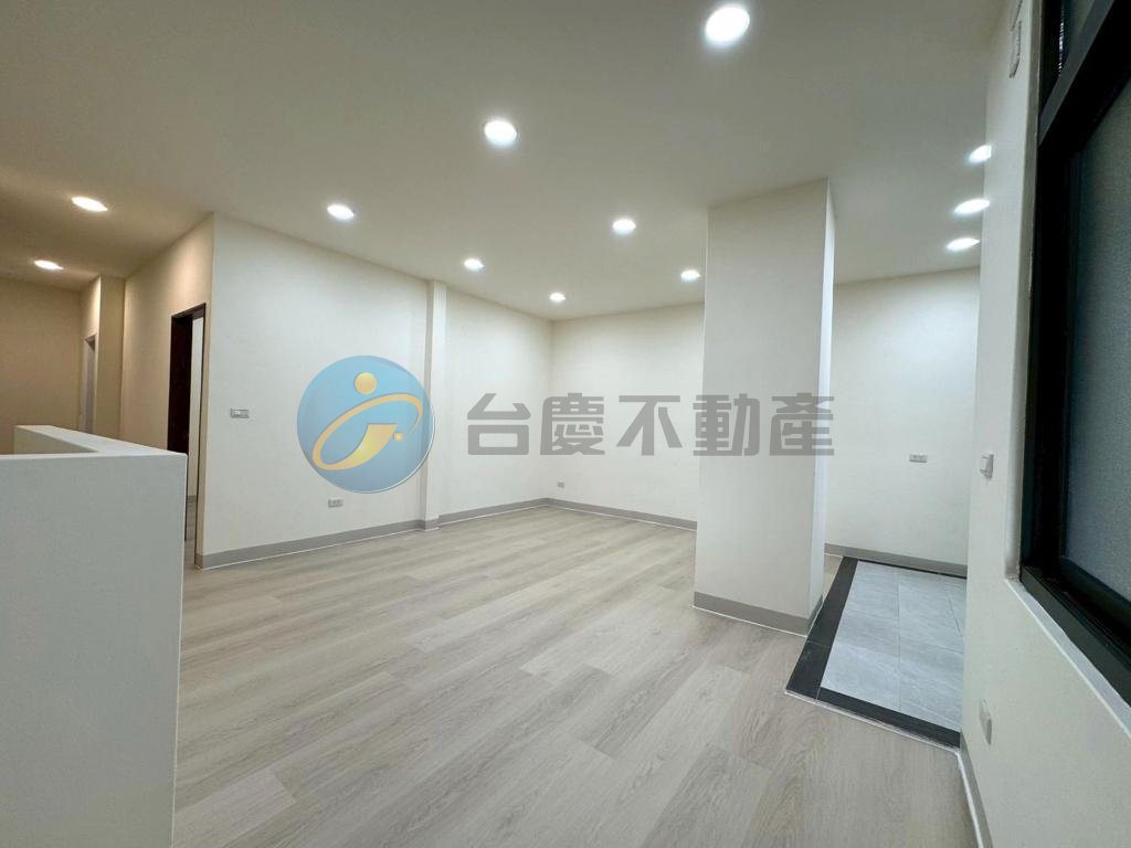 衛武營/瑞隆商圈~活巷翻新車庫透天｜物件照片5