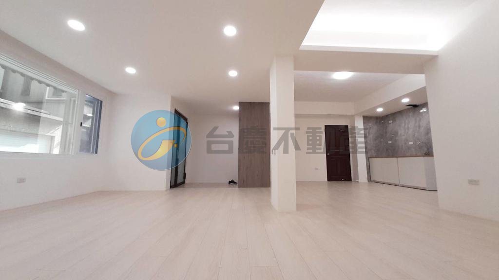 🍎大昌商圈大面寬店住公寓一樓~大車庫明亮時尚｜物件照片3