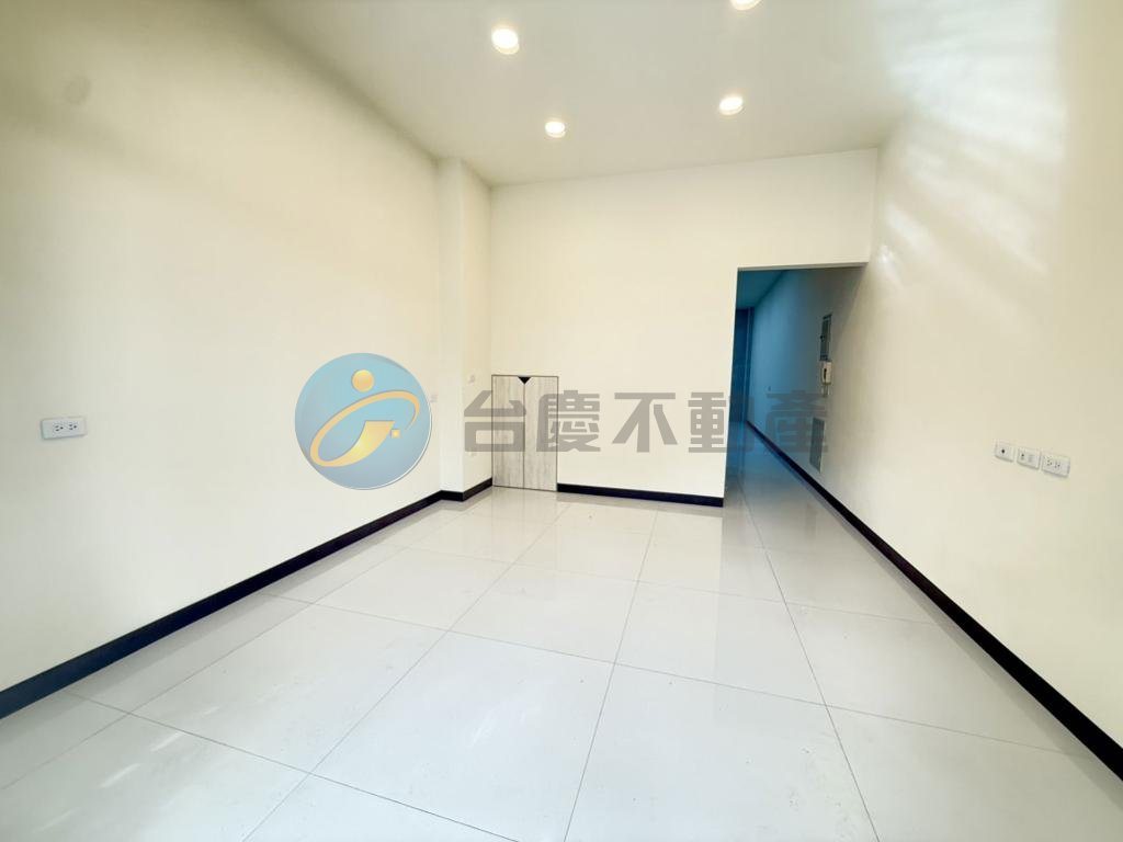 小港捷運站~漢民商圈 8米活巷翻新騎樓美透天｜物件照片2