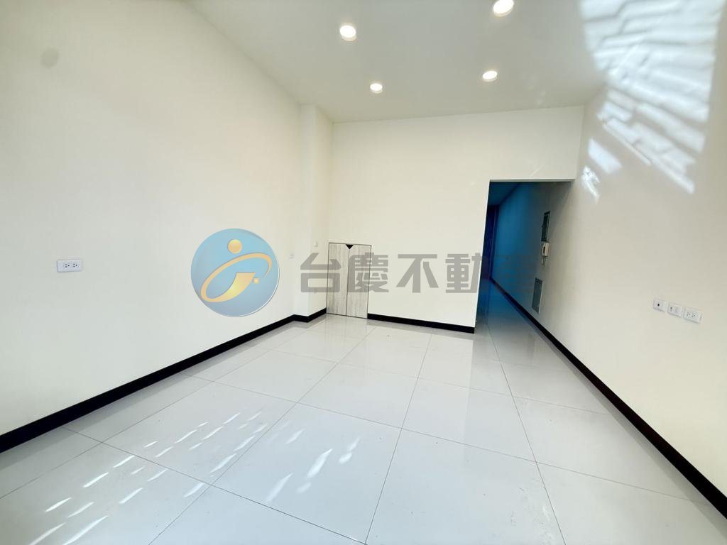 小港捷運站~漢民商圈 8米活巷翻新騎樓美透天｜物件照片3